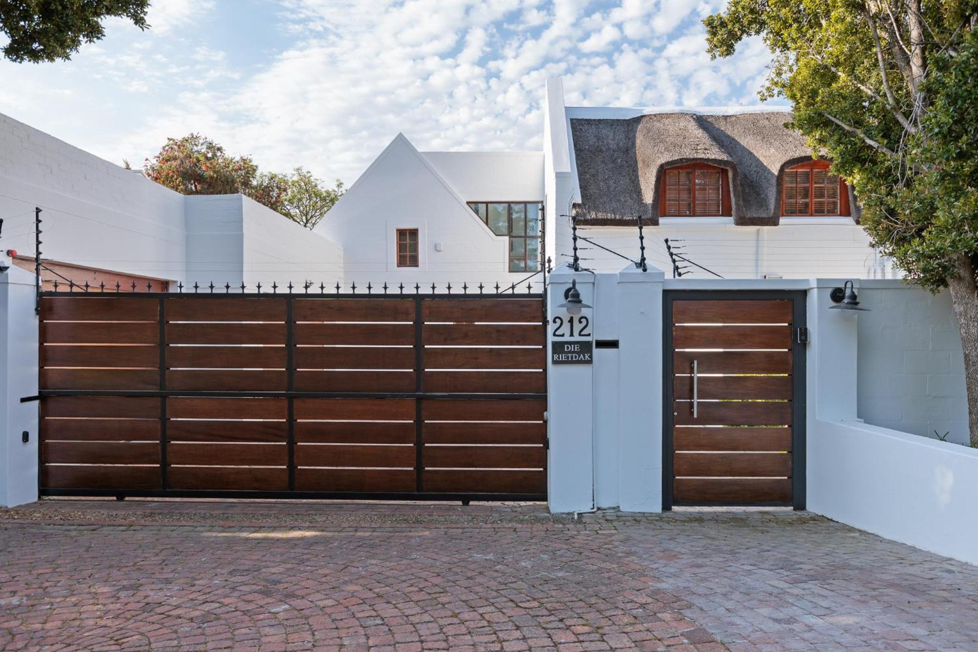 Die Rietdak - Reetdachhaus Mit Vier Schlafzimmern Kaapstad Buitenkant foto
