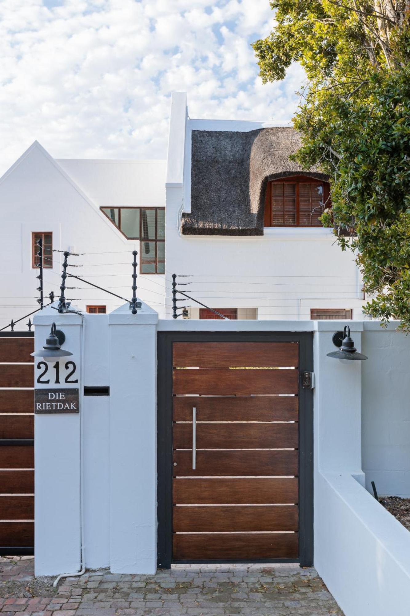 Die Rietdak - Reetdachhaus Mit Vier Schlafzimmern Kaapstad Buitenkant foto
