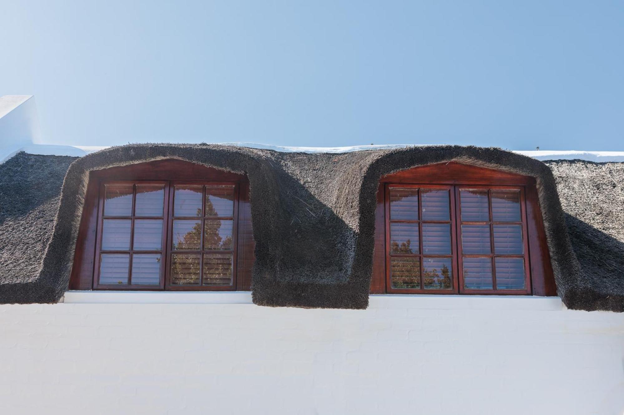 Die Rietdak - Reetdachhaus Mit Vier Schlafzimmern Kaapstad Buitenkant foto