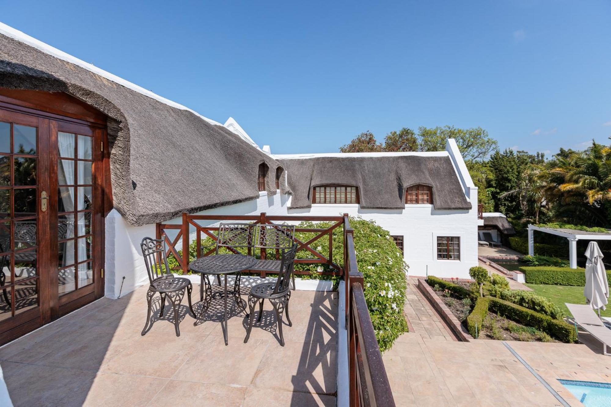 Die Rietdak - Reetdachhaus Mit Vier Schlafzimmern Kaapstad Buitenkant foto